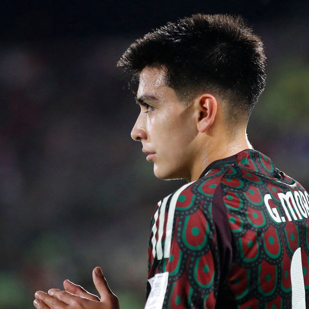 Gilberto Mora durante un partido con la Selección Mexicana